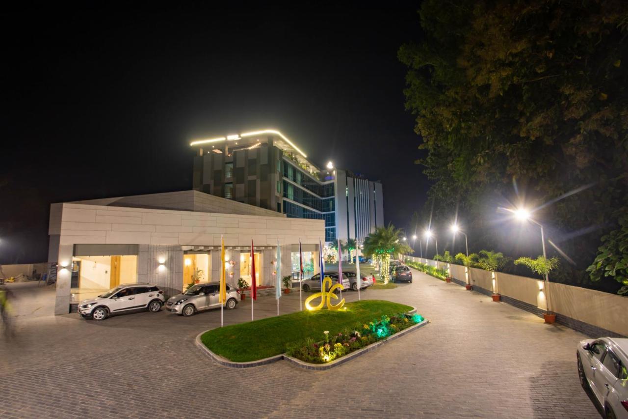 Hotel Siraichuli จิตวัน ภายนอก รูปภาพ